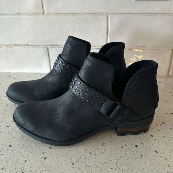 Sorel Lolla ll Women’s Black Leather Ankle Booties Cut Outs Studs Casual Size 6 - Picture 10 of 14